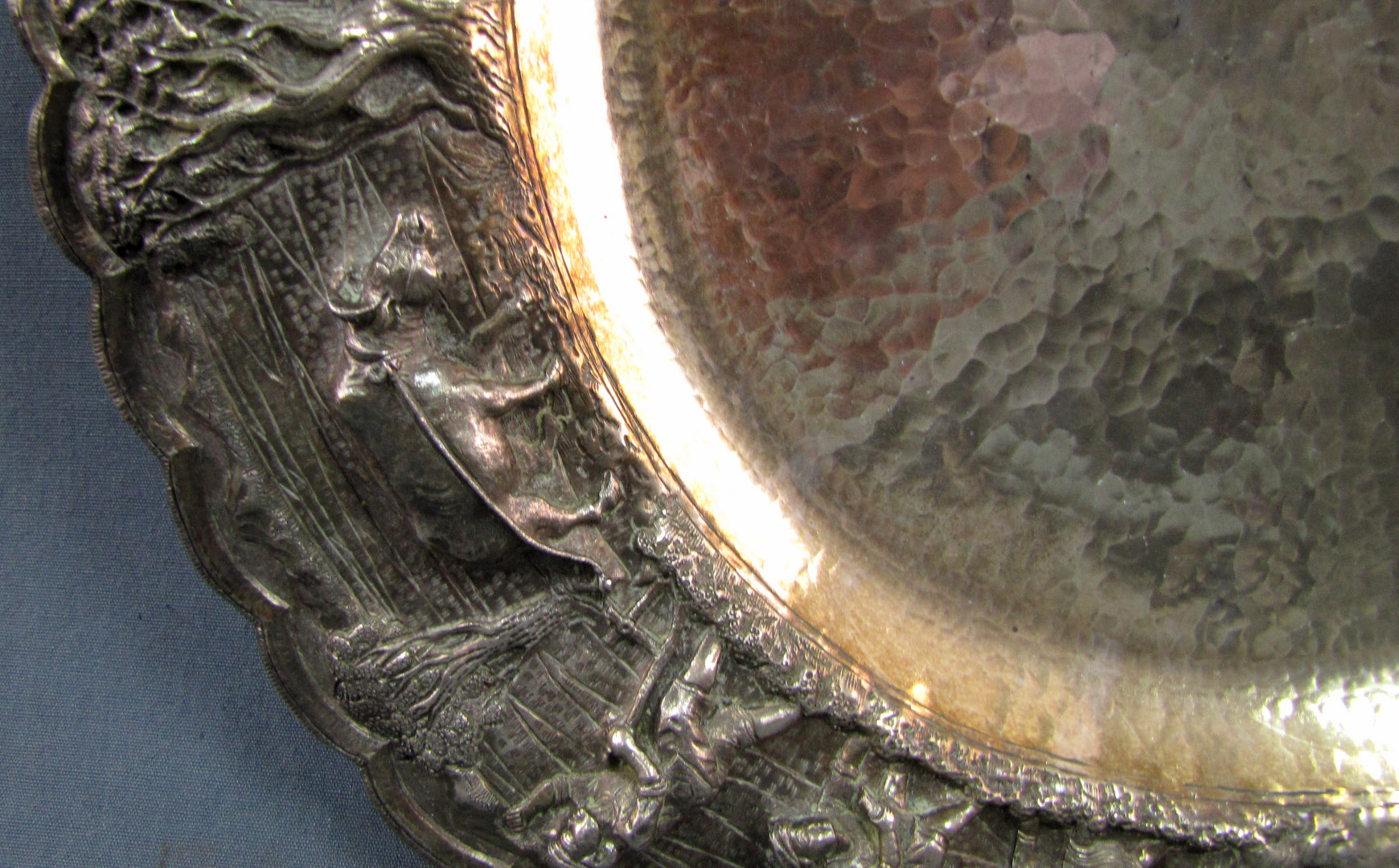 Silber, eine große Platte und eine Deckeldose, wohl Indien. Punzen. Geprüft.Schale: 1173 Gramm. - Image 15 of 19