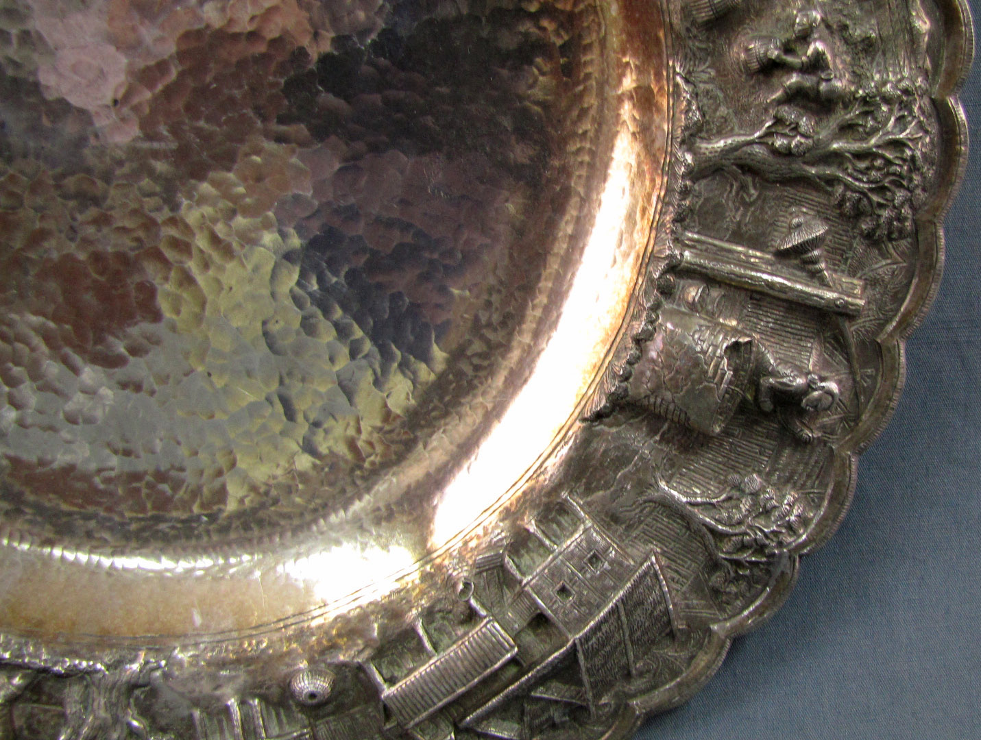 Silber, eine große Platte und eine Deckeldose, wohl Indien. Punzen. Geprüft.Schale: 1173 Gramm. - Image 17 of 19