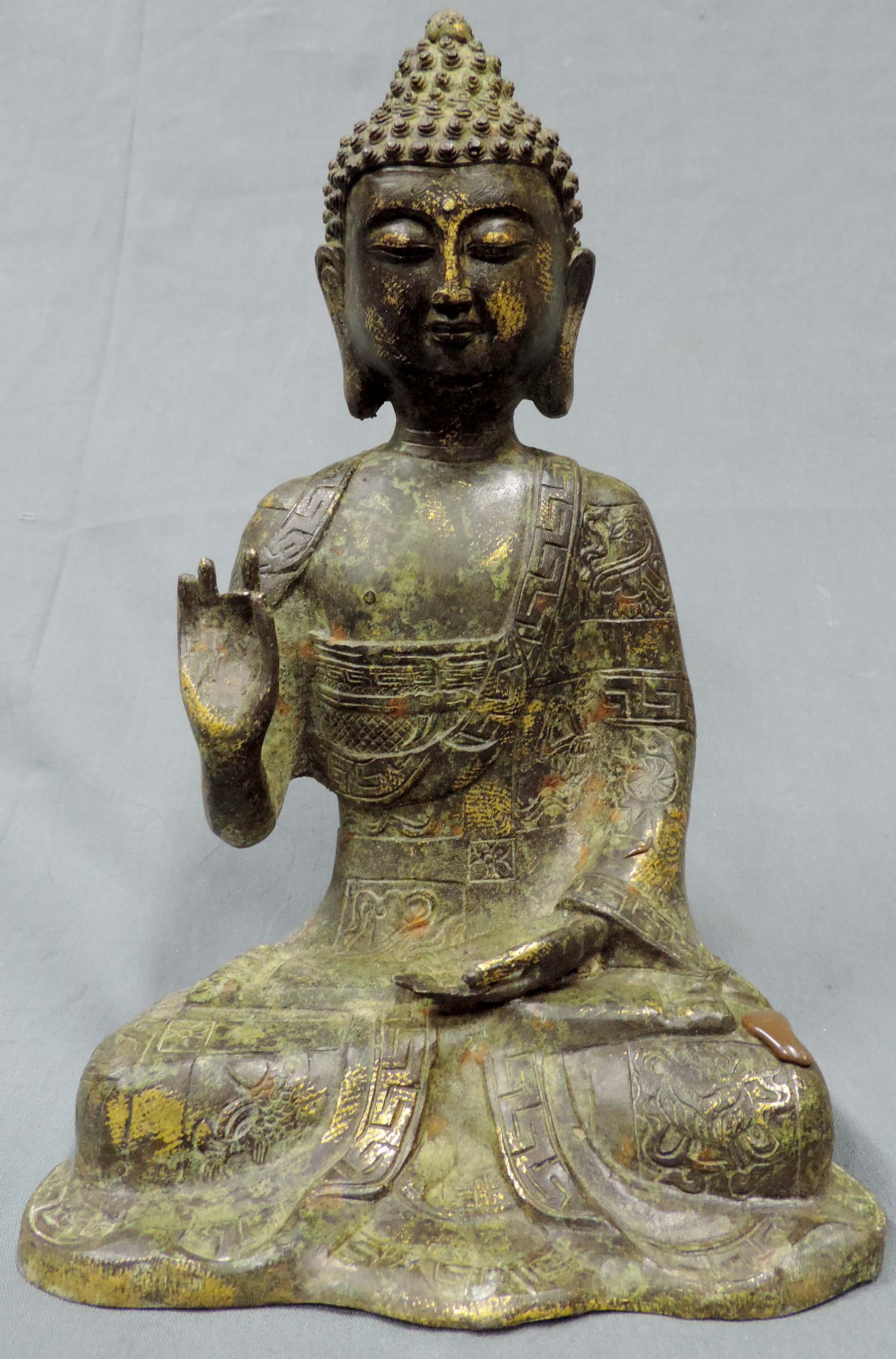 Buddha, Thailand, Bronze. Reste von goldener Farbe. Gefüllt.28 cm hoch. Gefüllt.Buddha Thailand.