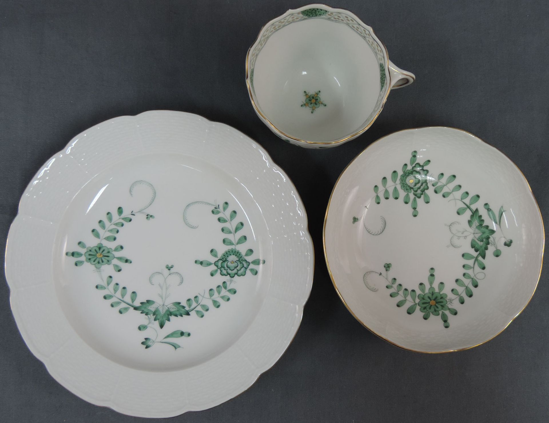 Meissen Porzellan. 2 Kaffeegedecke mit grünem Blütendekor und Goldrand, teilweise mit Ozier-Relief.6 - Bild 6 aus 7