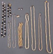 Konvolut Perlenschmuck, Schließen teils 585er Gold, teils 835er Silber.Convolute pearl jewelry, some