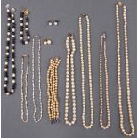 Konvolut Perlenschmuck, Schließen teils 585er Gold, teils 835er Silber.Convolute pearl jewelry, some