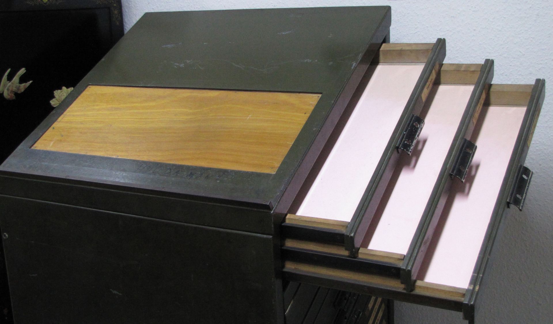 Schubladenschrank, original Druckerei-Schrank, Grafikschrank, alt.Höhe vorne 109 cm, hinten 142,5 cm - Bild 2 aus 9
