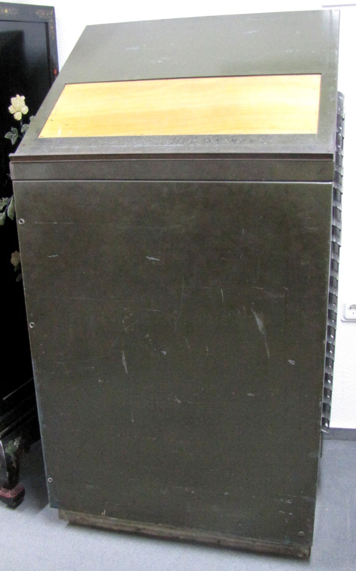 Schubladenschrank, original Druckerei-Schrank, Grafikschrank, alt.Höhe vorne 109 cm, hinten 142,5 cm - Bild 4 aus 9