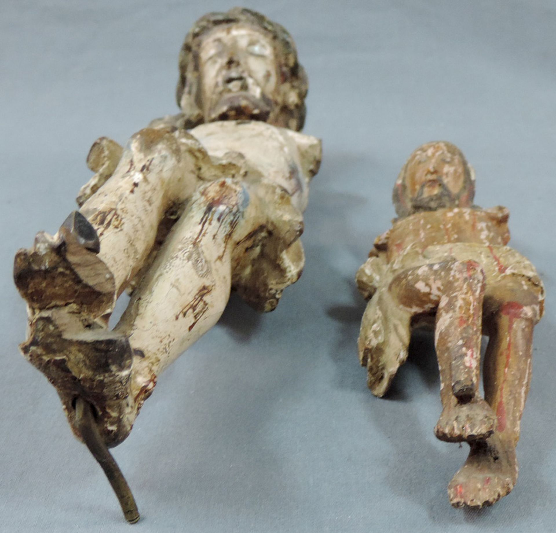 2 Skulpturen des Jesus.21 cm und 36 cm hoch. Holz, geschnitzt und farbig gefasst, Fehlstellen. Nägel - Bild 6 aus 9