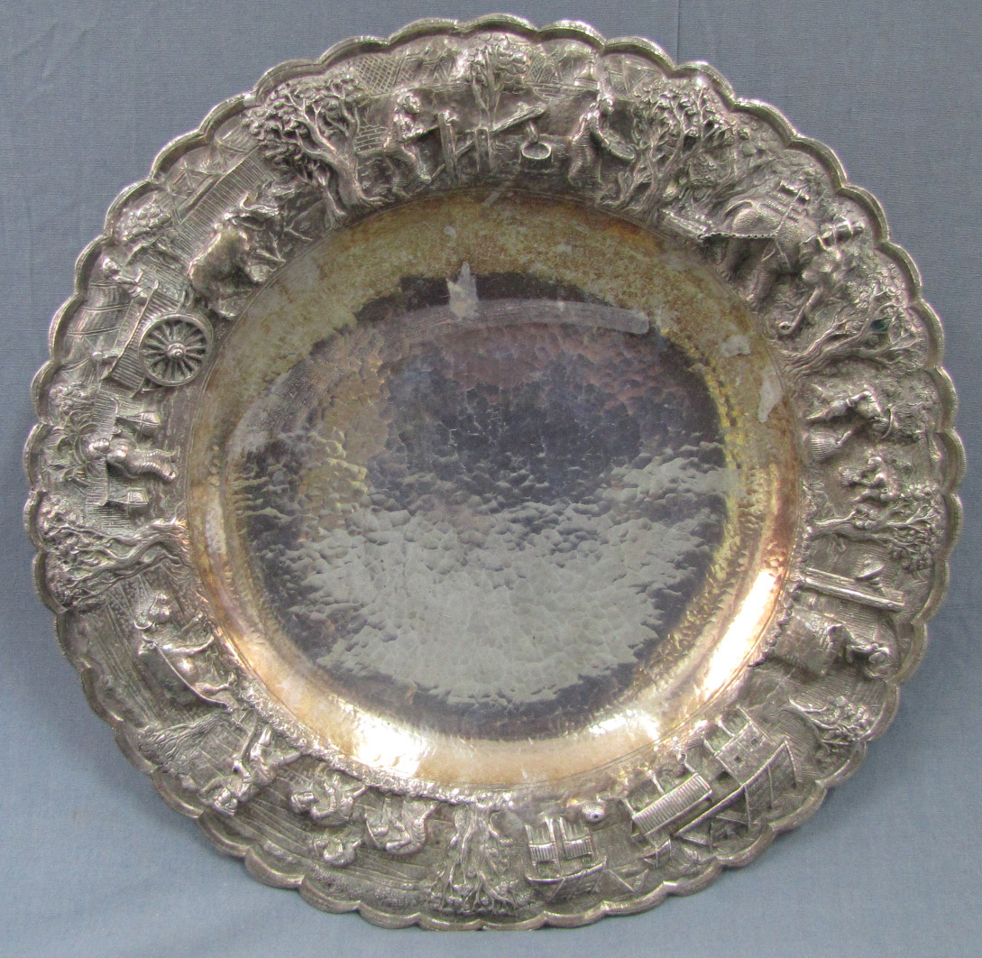 Silber, eine große Platte und eine Deckeldose, wohl Indien. Punzen. Geprüft.Schale: 1173 Gramm. - Image 10 of 19