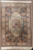 Nain Manufakturteppich, Iran. Selten feine Knüpfung. Signiert. 312 cm x 211 cm. Handgeknüpft in