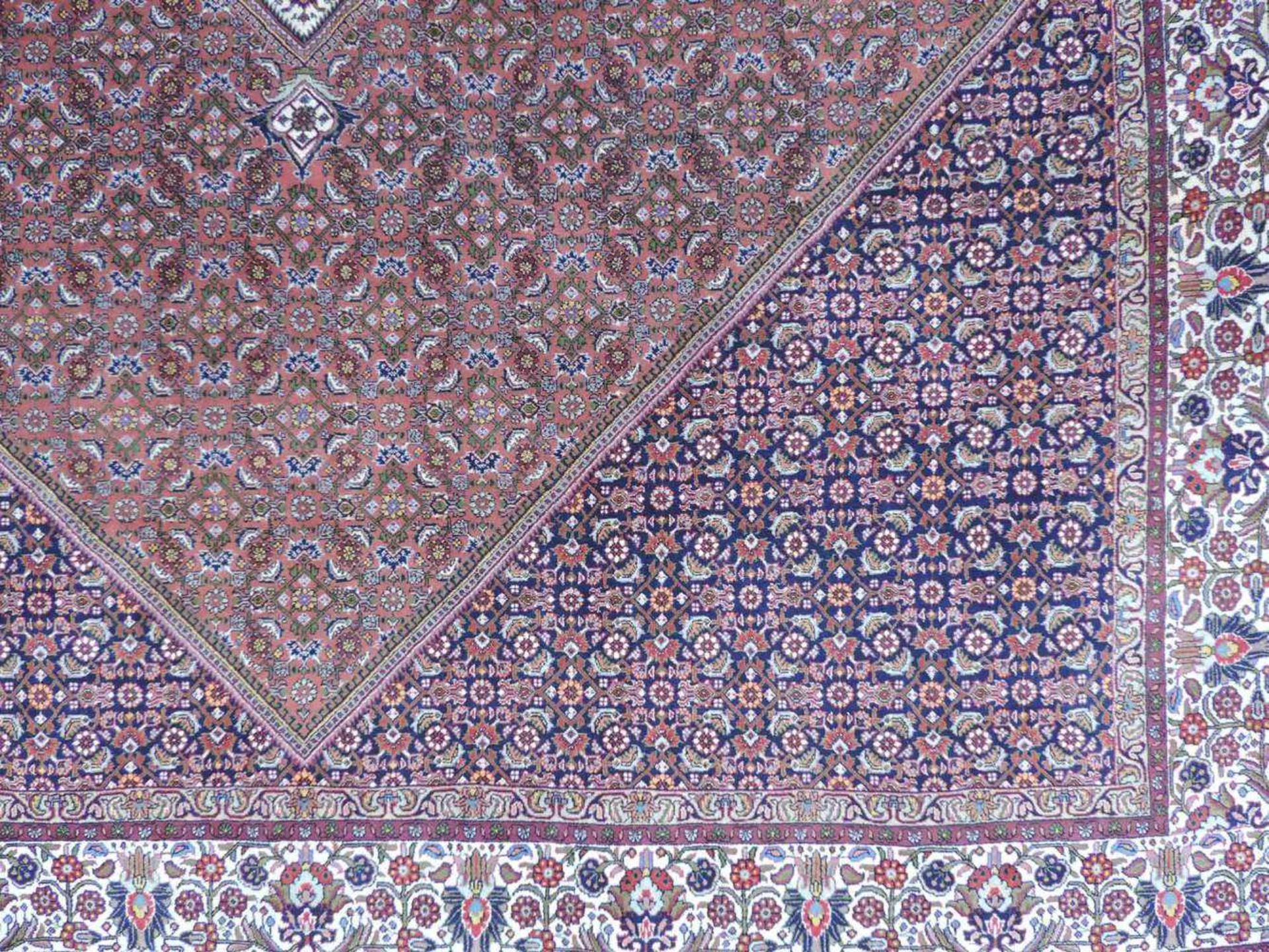 Bidjar. Teppich, Iran. Fein. 343 cm x 251 cm. Handgeknüpft in Persien. Korkwolle auf Baumwolle. - Image 3 of 14