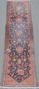 Malayer Galerie Teppich, Iran. Alt, um 1920. Harschang Muster. 359 cm x 103 cm. Handgeknüpft in