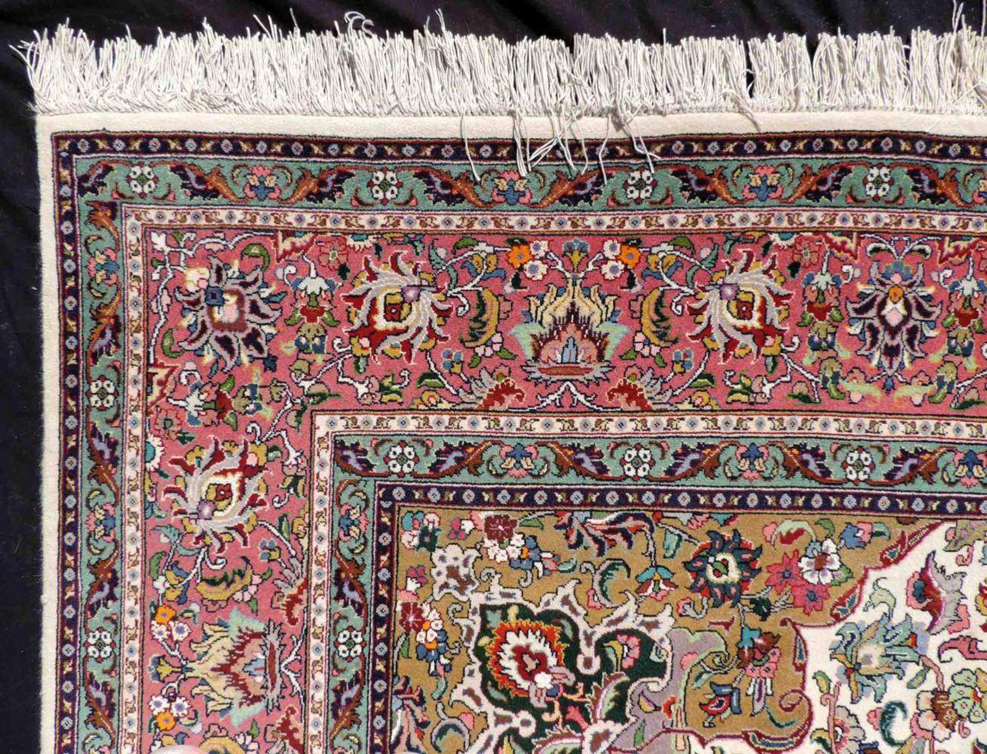 Täbris, Manufakturteppich, Iran. Sehr fein. 213 cm x 207 cm. Handgeknüpft in Persien. Korkwolle - Image 7 of 12