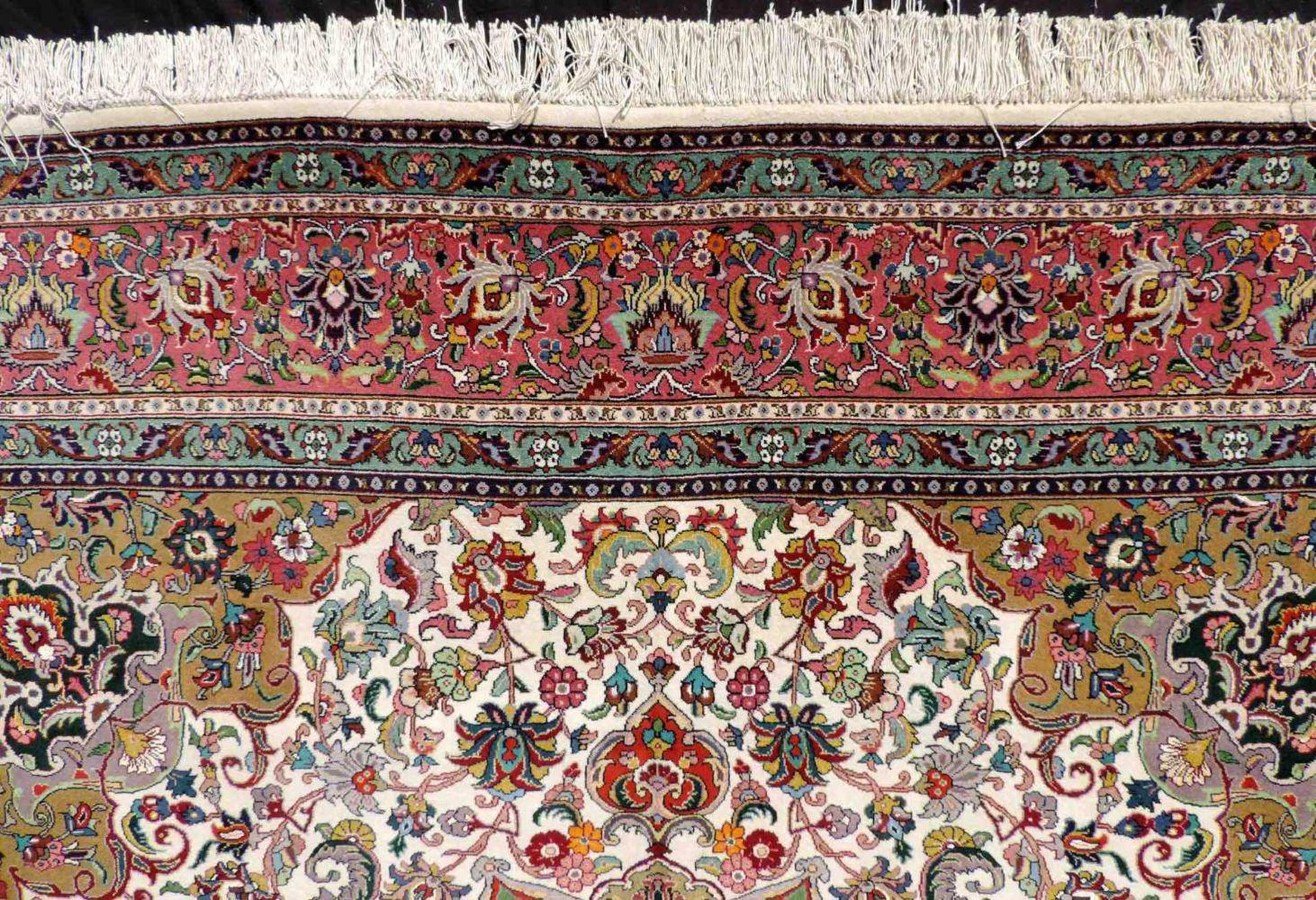 Täbris, Manufakturteppich, Iran. Sehr fein. 213 cm x 207 cm. Handgeknüpft in Persien. Korkwolle - Image 9 of 12