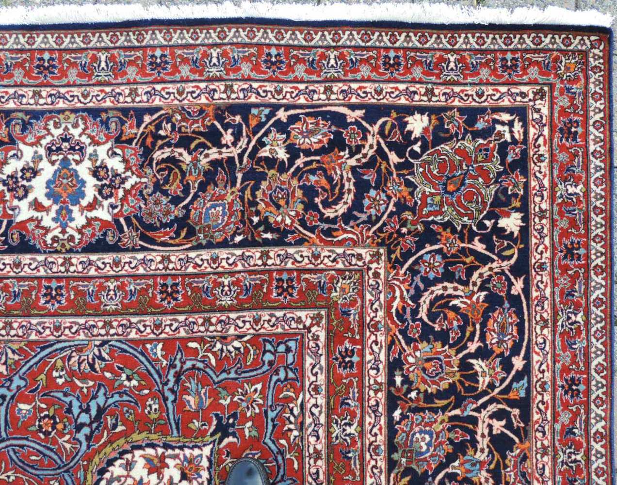 Isfahan. Iran, alt, um 1930. Selten feine Meisterarbeit. 438 cm x 314 cm. Handgeknüpft in Persien. - Image 11 of 15