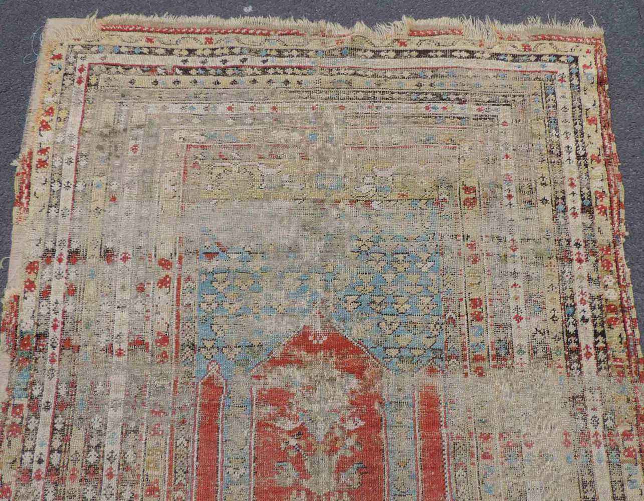 Kula Gebetsteppich. West - Anatolien, Türkei. Antik, 18. Jahrhundert. 167 cm x 120 cm. Handgeknüpft. - Image 3 of 6