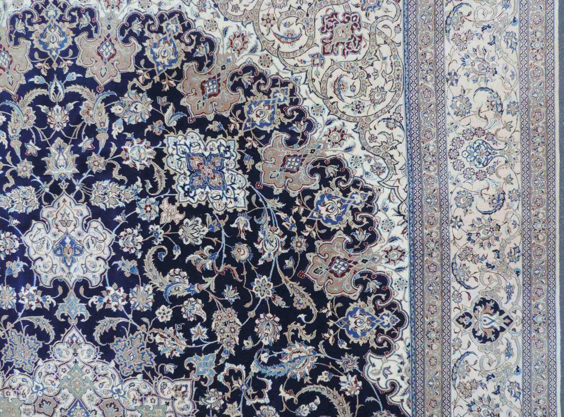 Nain "Tudesch", signiert, Meisterteppich. Iran. Selten fein. 400 cm x 301 cm. Handgeknüpft in - Image 16 of 16
