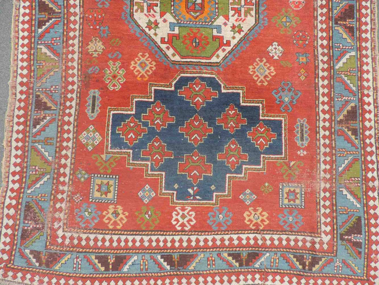 Drei - Medaillon - Kasak Dorfteppich. Kaukasus. Antik, um 1900. 275 cm x 182 cm. Handgeknüpft. Wolle - Image 9 of 10