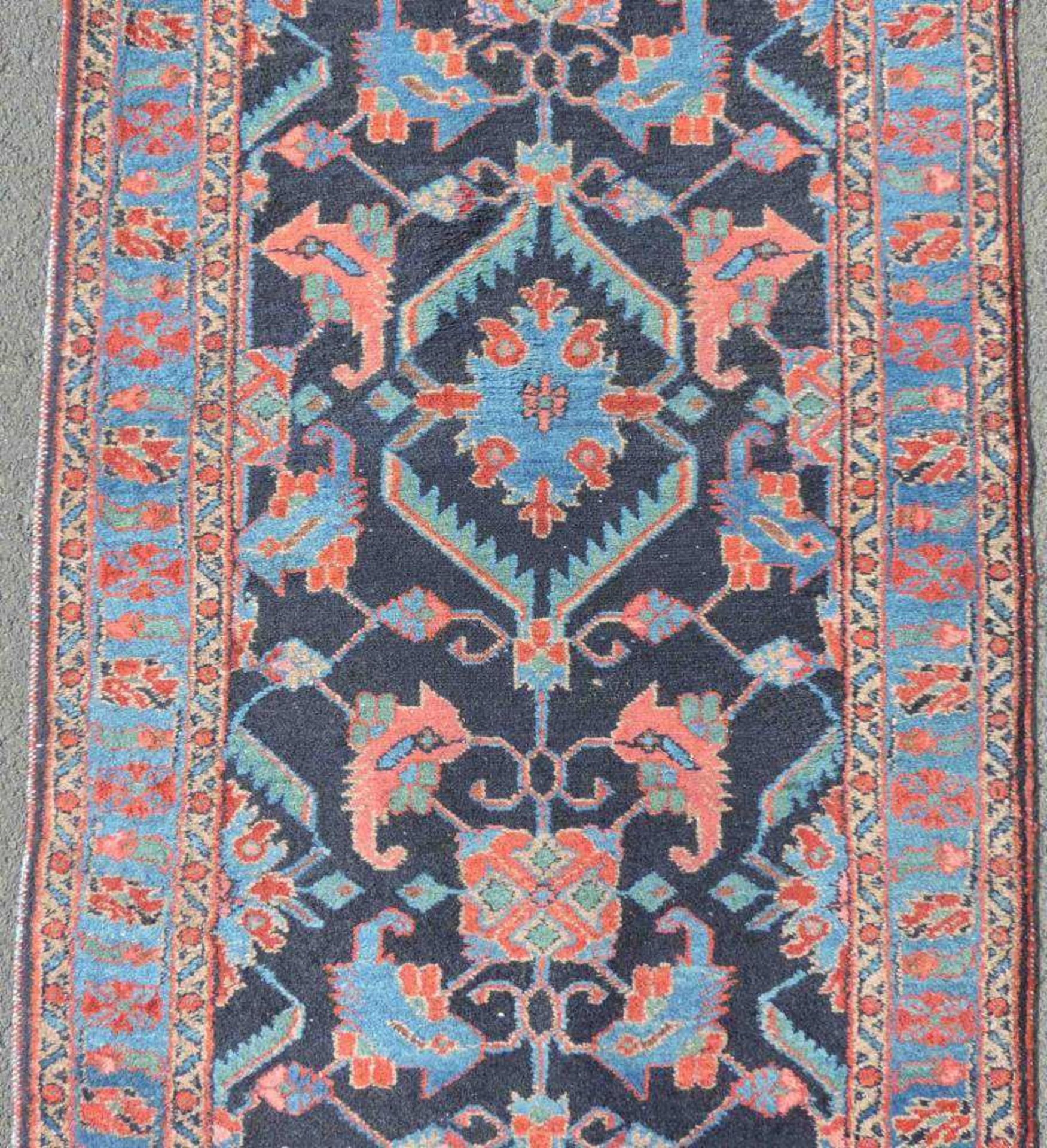 Schmale Nahawand Galerie. Iran. Alt. 516 cm x 90 cm. Teppich, handgeknüpft in Persien. Wolle auf - Image 9 of 11