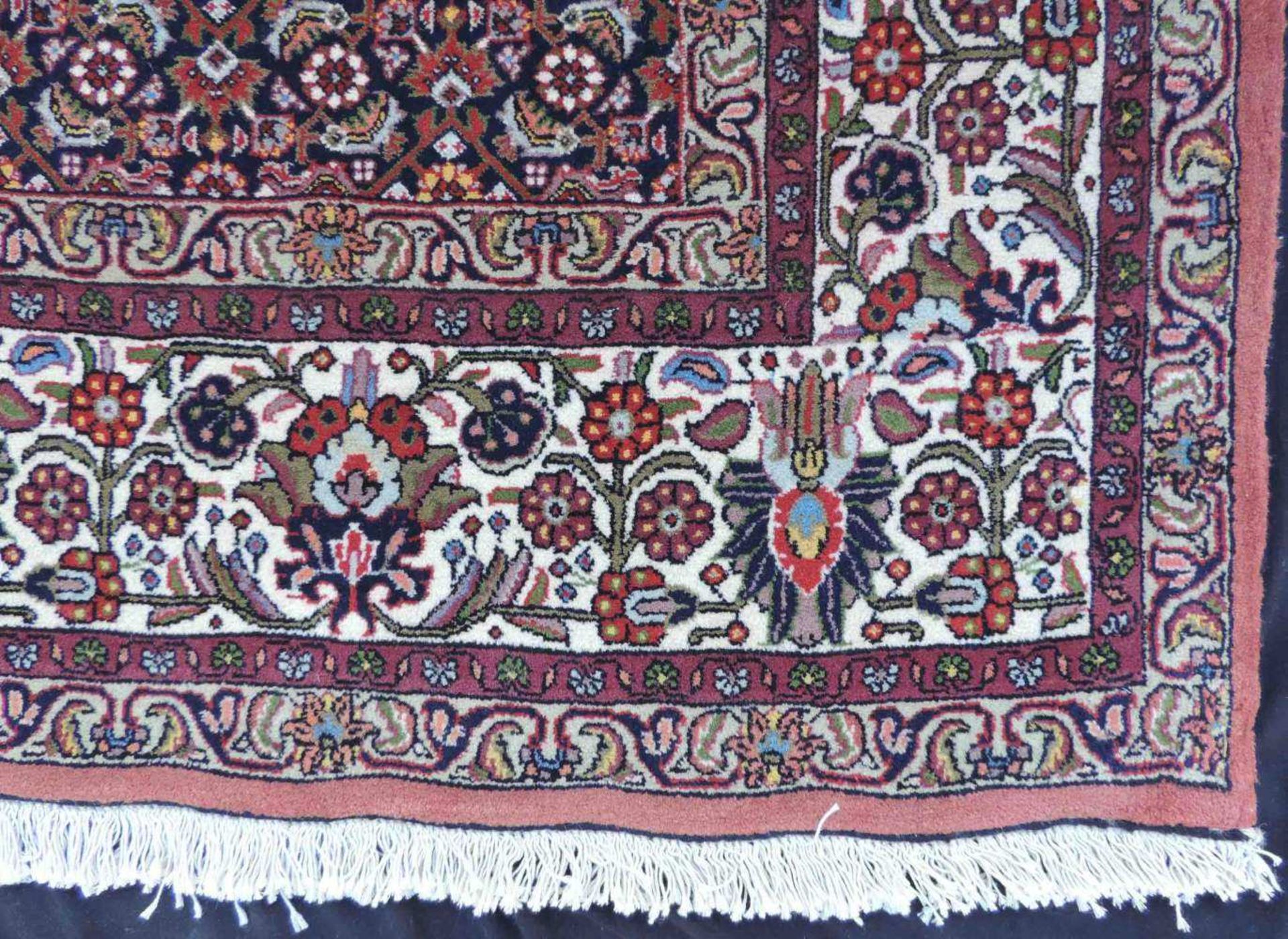 Bidjar. Teppich, Iran. Fein. 343 cm x 251 cm. Handgeknüpft in Persien. Korkwolle auf Baumwolle. - Image 8 of 14