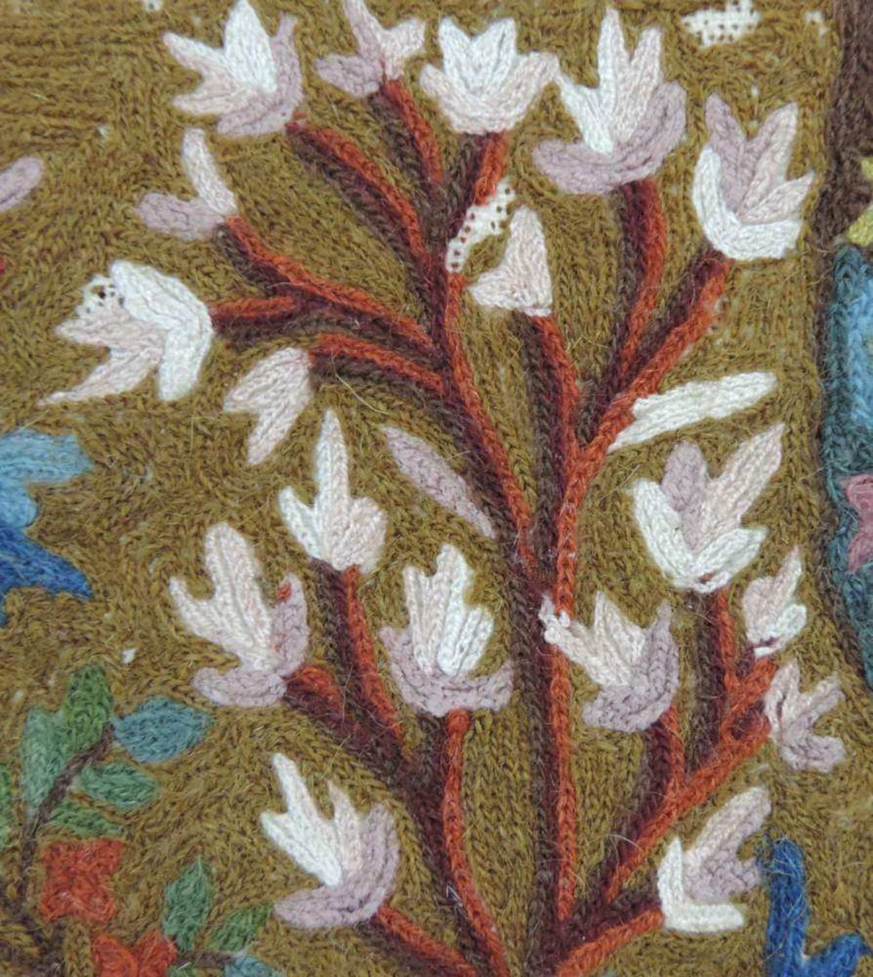 Der Herrscher hält Hof im Garten. Feine Stickerei, Kaschmir. Alt. 55 cm x 43 cm. Wolle auf - Image 3 of 4