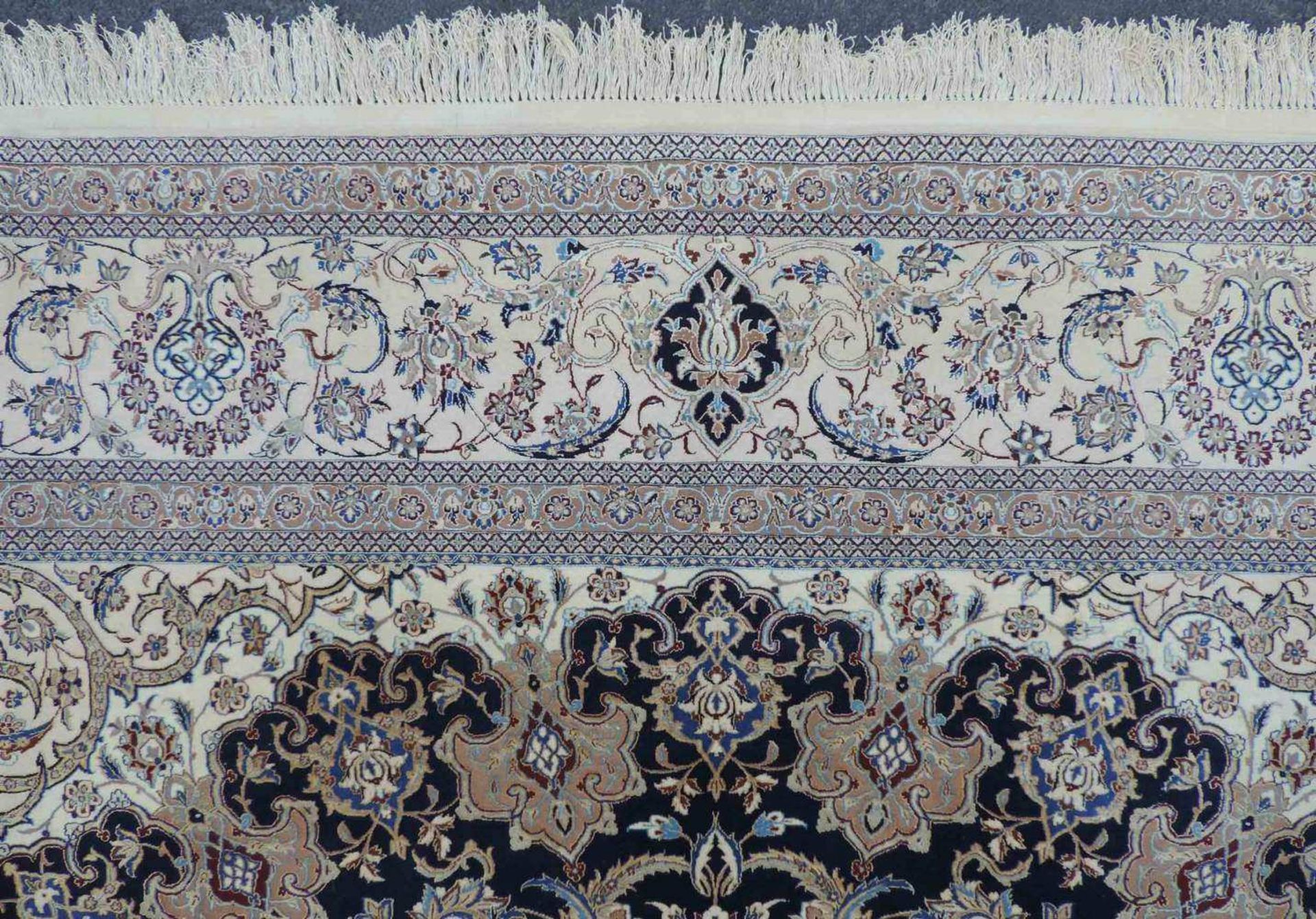 Nain "Tudesch", signiert, Meisterteppich. Iran. Selten fein. 400 cm x 301 cm. Handgeknüpft in - Image 13 of 16