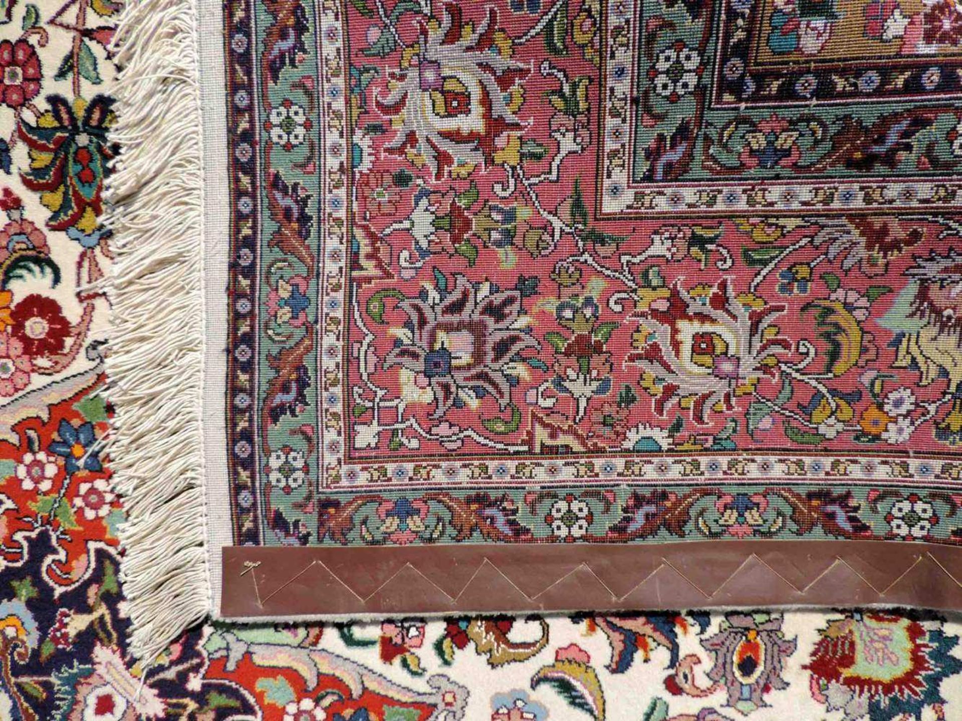 Täbris, Manufakturteppich, Iran. Sehr fein. 213 cm x 207 cm. Handgeknüpft in Persien. Korkwolle - Image 3 of 12