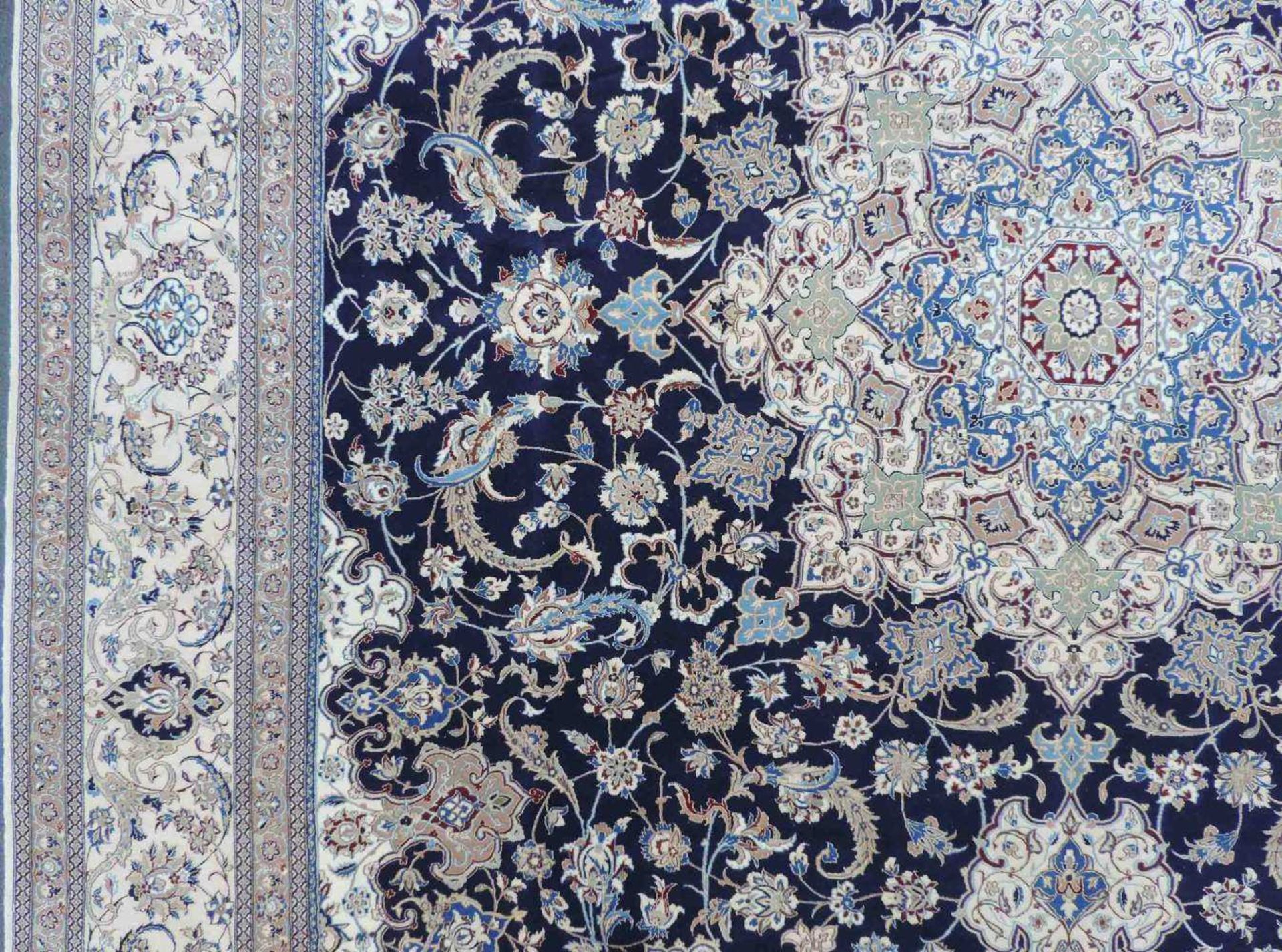 Nain "Tudesch", signiert, Meisterteppich. Iran. Selten fein. 400 cm x 301 cm. Handgeknüpft in - Image 2 of 16