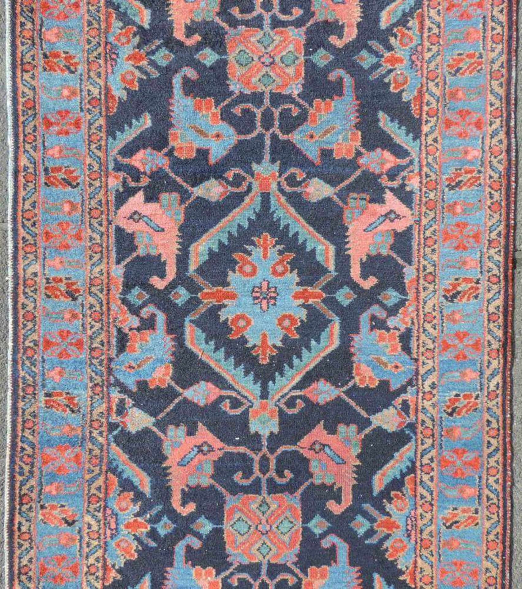 Schmale Nahawand Galerie. Iran. Alt. 516 cm x 90 cm. Teppich, handgeknüpft in Persien. Wolle auf - Image 6 of 11