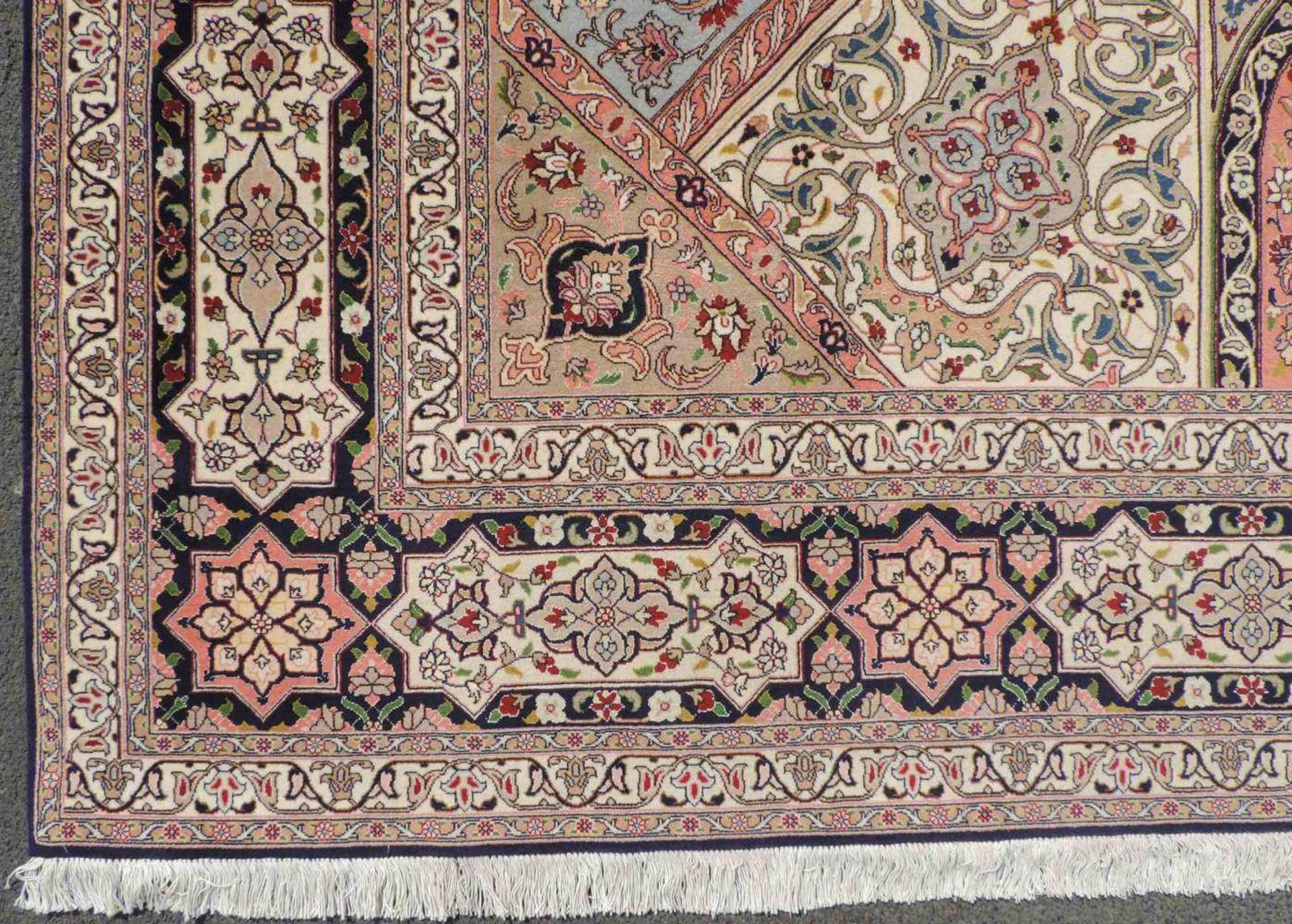 Täbris, Teppich, Iran. Sehr fein. 396 cm x 298 cm. Circa 9 x 6 Knoten pro cm. Meisterteppich, - Image 6 of 13