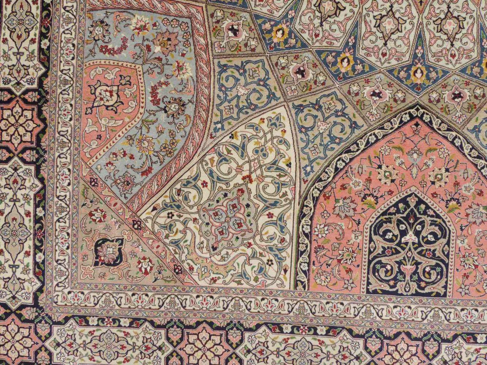 Täbris, Teppich, Iran. Sehr fein. 396 cm x 298 cm. Circa 9 x 6 Knoten pro cm. Meisterteppich, - Image 2 of 13