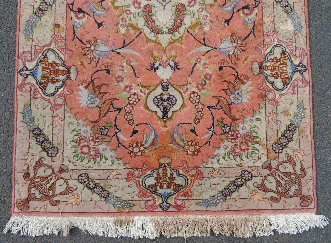 Täbris Manufakturteppich, Iran. Selten fein. Korkwolle mit Seide. 126 cm x 77 cm. Handgeknüpft in - Image 2 of 5