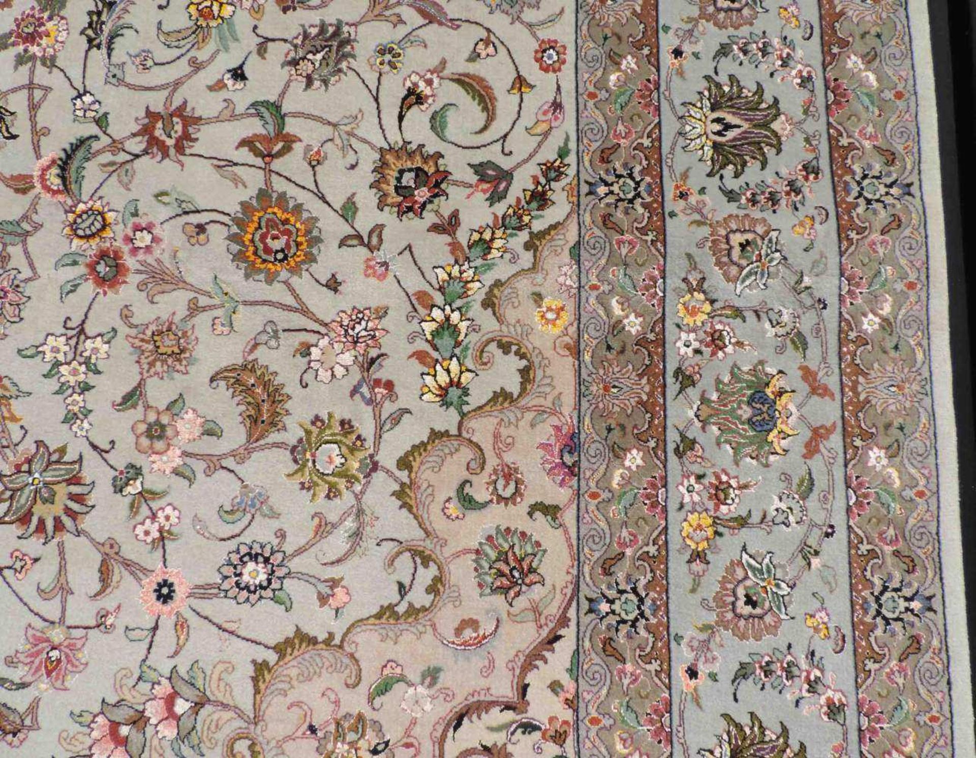 Täbris, Teppich, Iran. Sehr fein. 351 cm x 249 cm. Circa 9 x 9 Knoten pro cm. Handgeknüpft in - Image 16 of 20