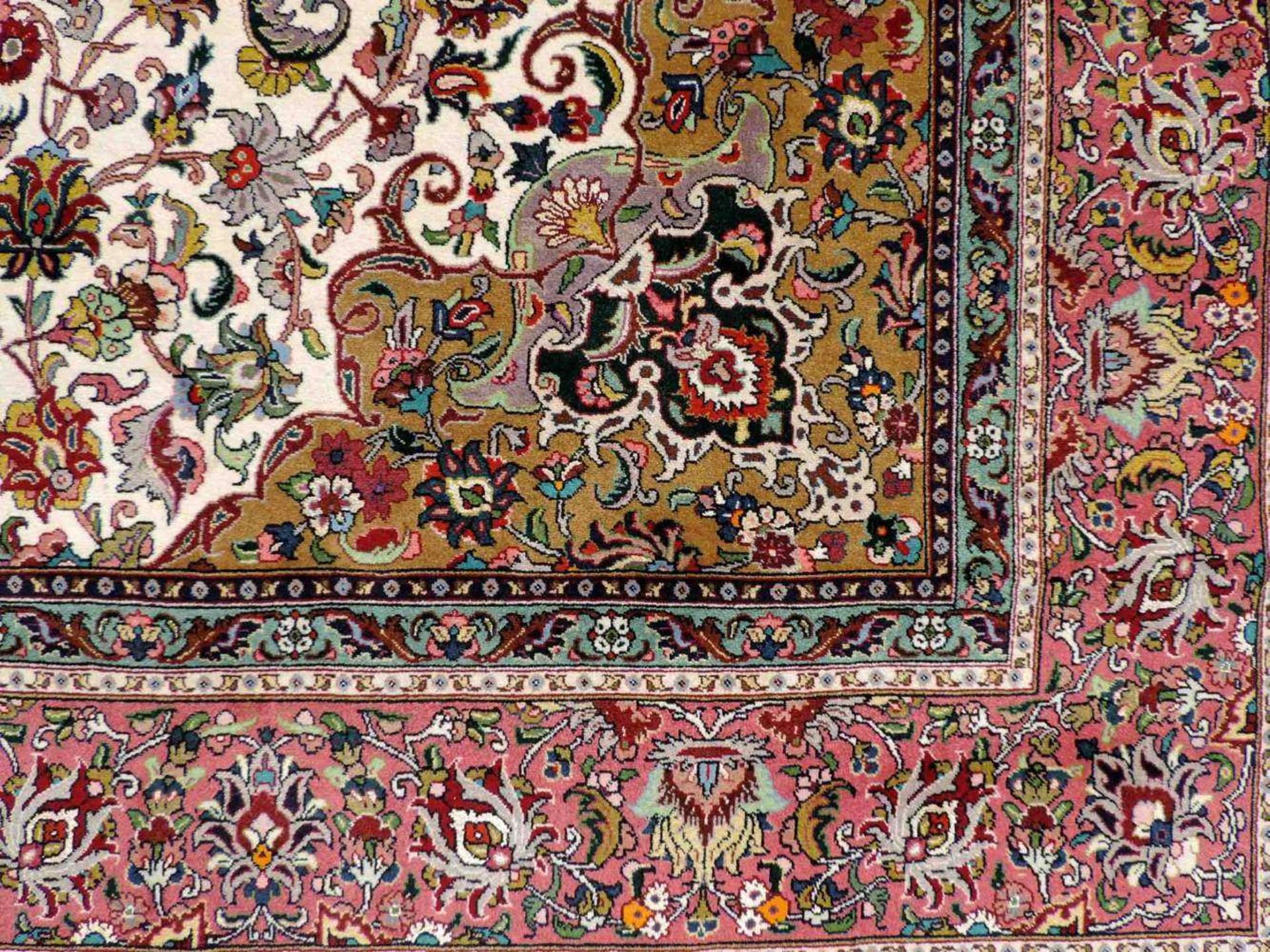 Täbris, Manufakturteppich, Iran. Sehr fein. 213 cm x 207 cm. Handgeknüpft in Persien. Korkwolle - Image 2 of 12