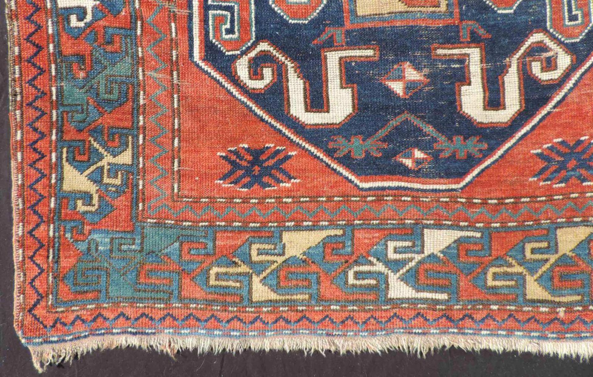 Chondoresk, Wolkenband- Kasak Teppich. Kaukasus. Alt, um 1900. 180 cm x 116 cm. Handgeknüpft. - Image 7 of 13