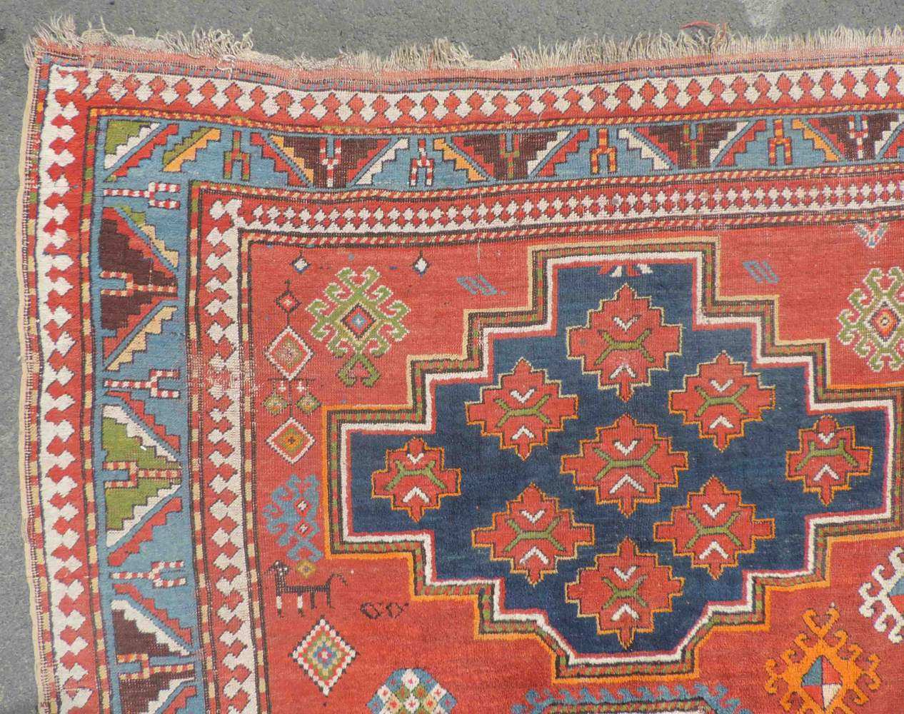 Drei - Medaillon - Kasak Dorfteppich. Kaukasus. Antik, um 1900. 275 cm x 182 cm. Handgeknüpft. Wolle - Image 5 of 10