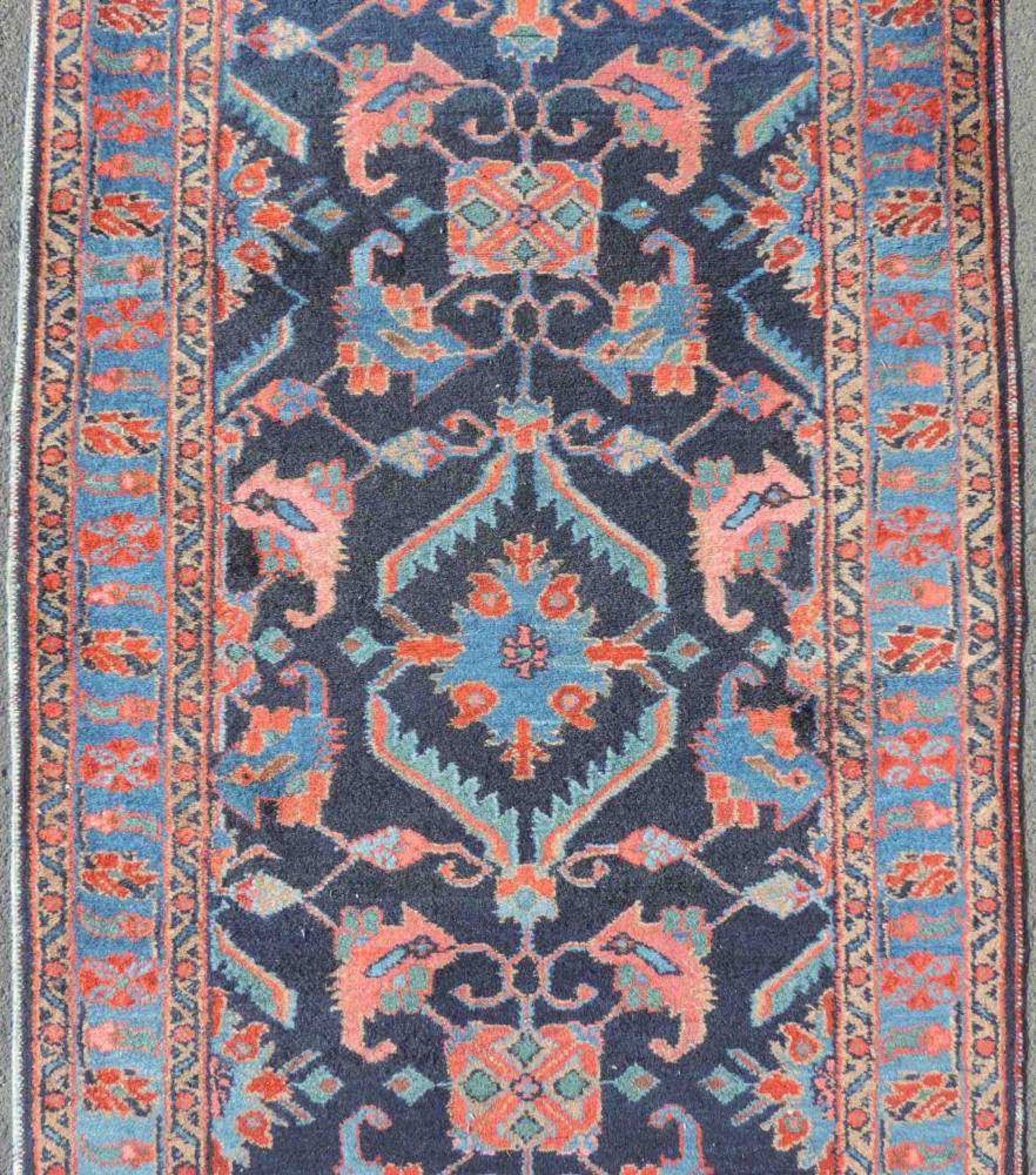 Schmale Nahawand Galerie. Iran. Alt. 516 cm x 90 cm. Teppich, handgeknüpft in Persien. Wolle auf - Image 7 of 11