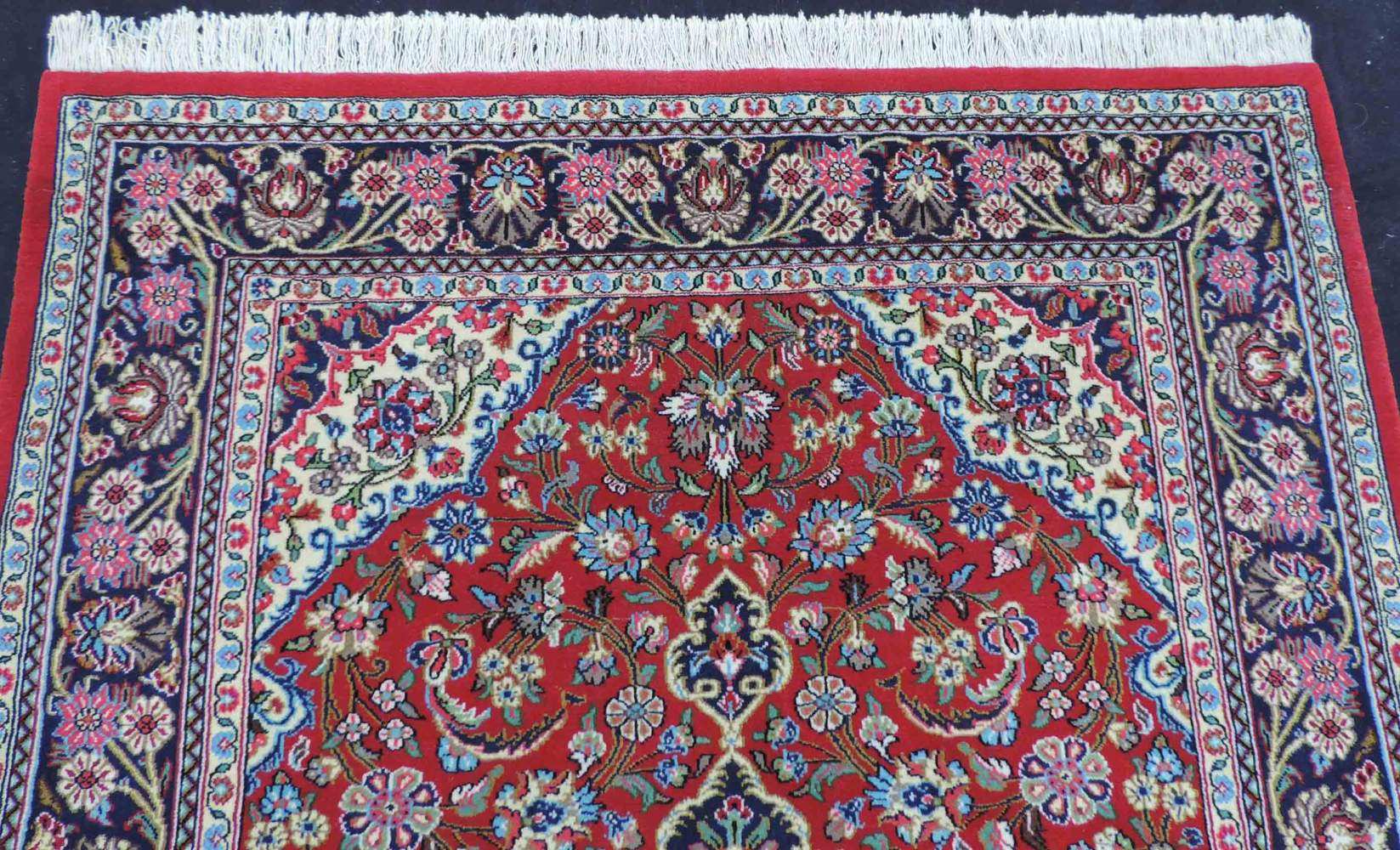 Ghom, Iran. Teppich, handgeknüpft in Persien. 152 cm x 108 cm. Wolle mit Seide auf Baumwolle. Qum, - Image 5 of 9