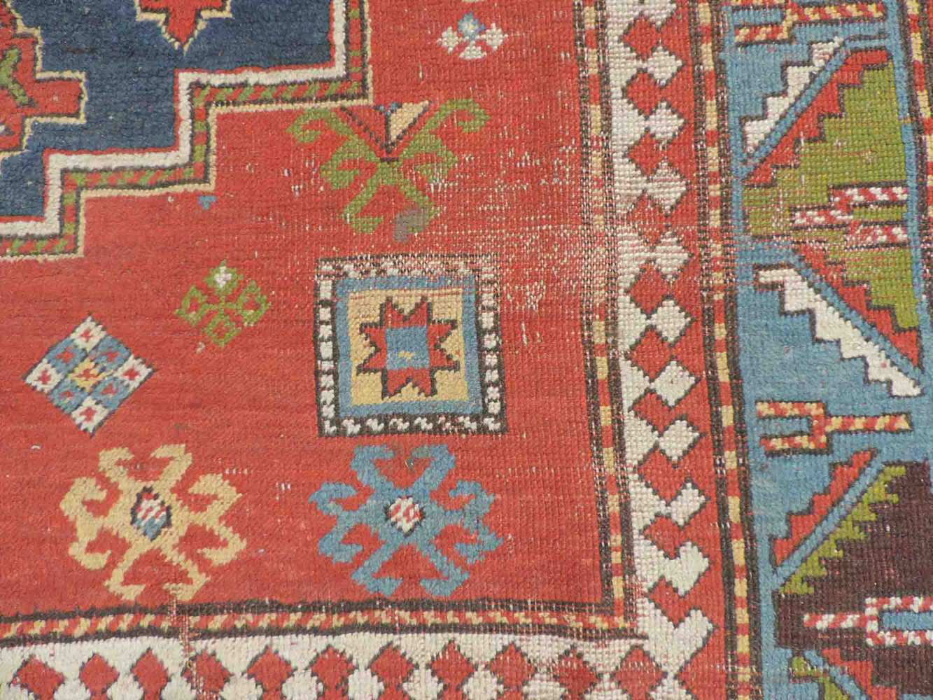 Drei - Medaillon - Kasak Dorfteppich. Kaukasus. Antik, um 1900. 275 cm x 182 cm. Handgeknüpft. Wolle - Image 10 of 10