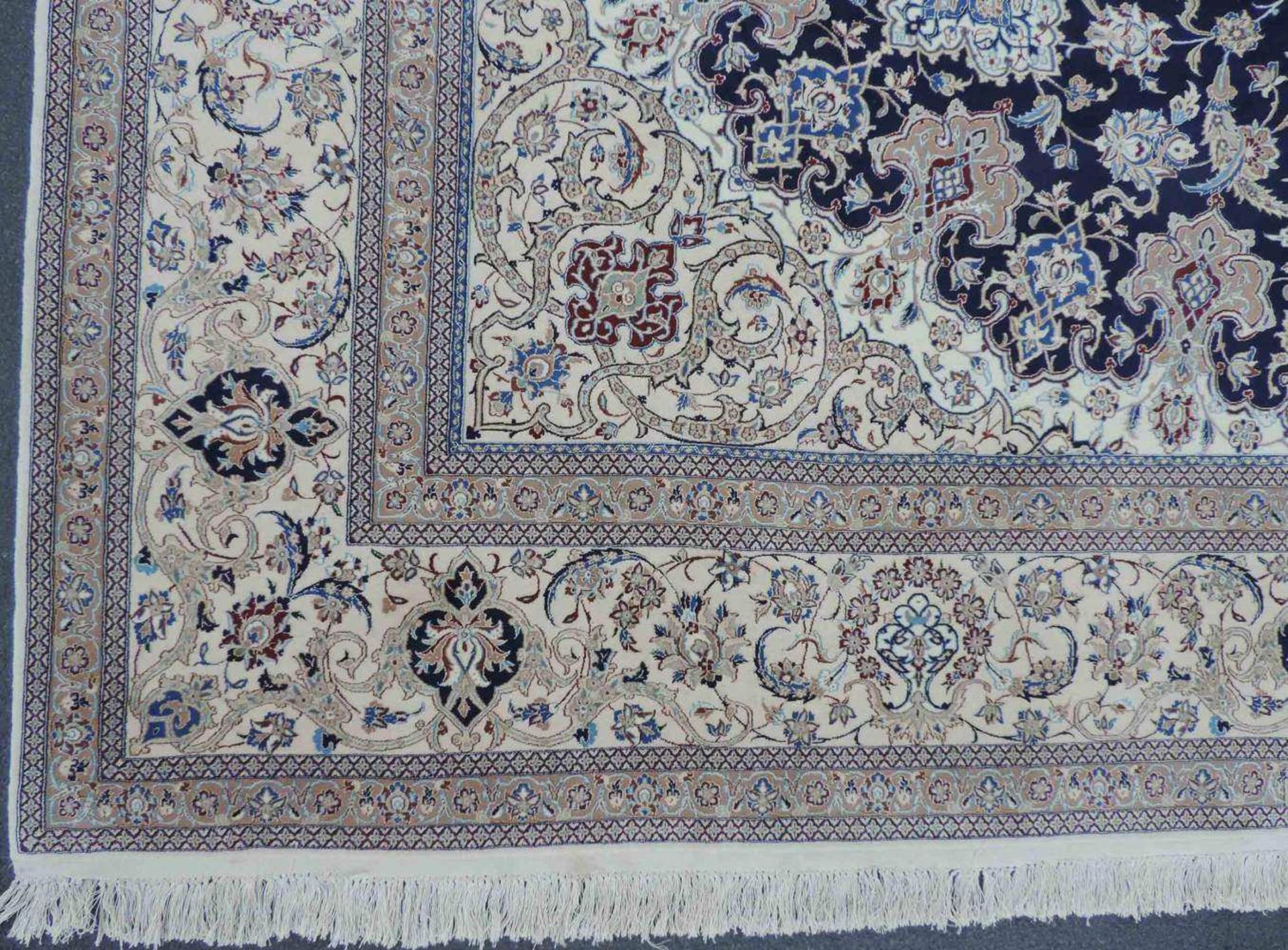 Nain "Tudesch", signiert, Meisterteppich. Iran. Selten fein. 400 cm x 301 cm. Handgeknüpft in - Image 10 of 16