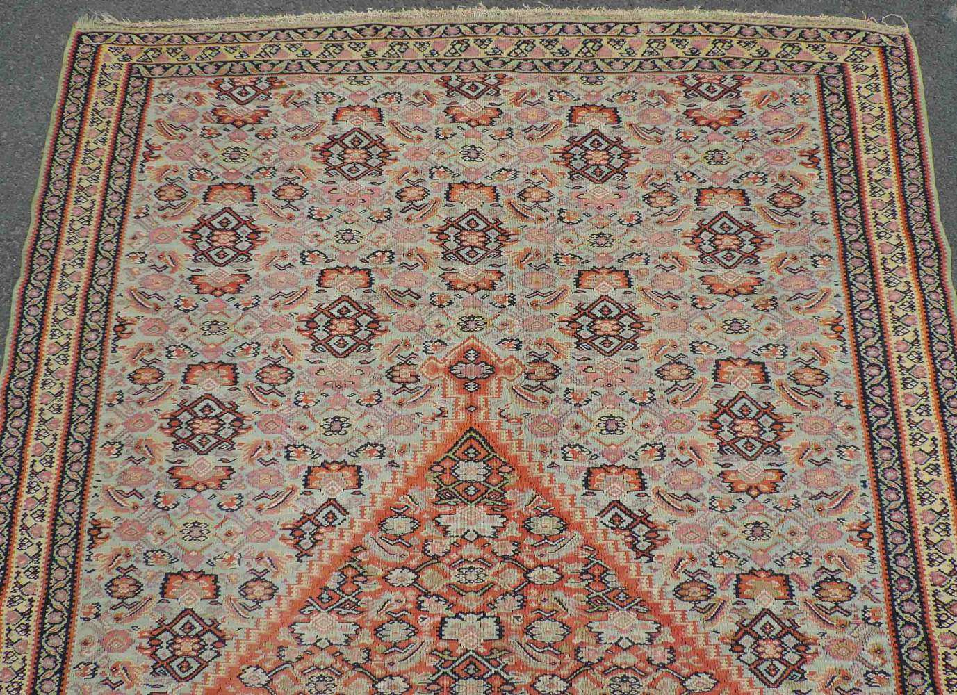 Senne Kelim, Teppich, Iran. Antik, Mitte 19. Jahrhundert. 195 cm x 127 cm. Handgewebt. Wolle auf - Image 4 of 5