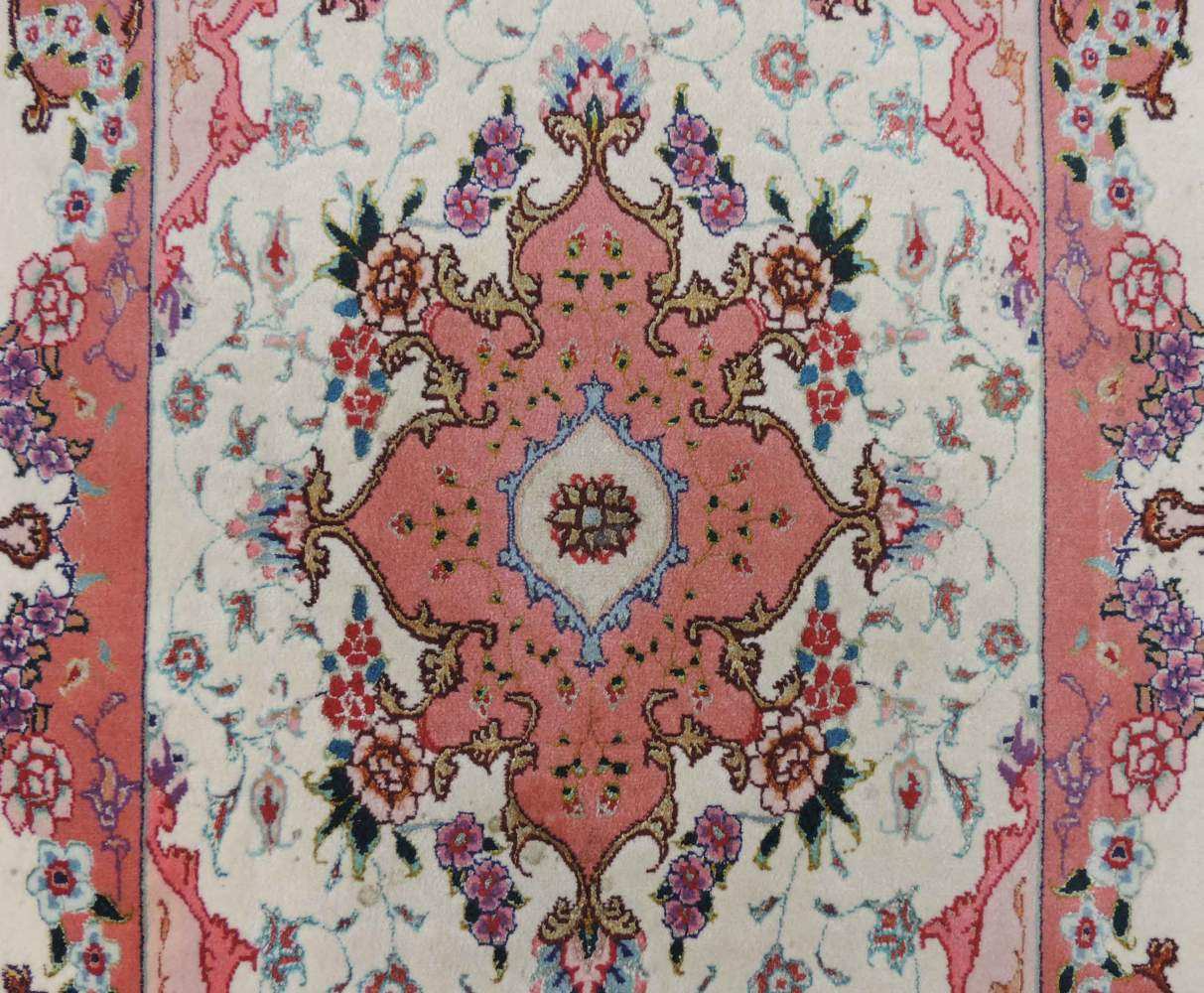 Täbris Manufakturteppich, Iran. Selten fein. Korkwolle mit Seide. 94 cm x 59 cm. Handgeknüpft. - Image 3 of 6