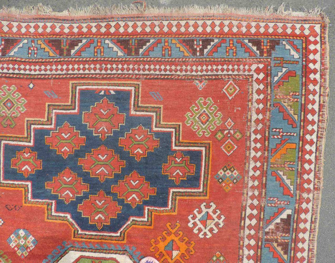 Drei - Medaillon - Kasak Dorfteppich. Kaukasus. Antik, um 1900. 275 cm x 182 cm. Handgeknüpft. Wolle - Image 6 of 10