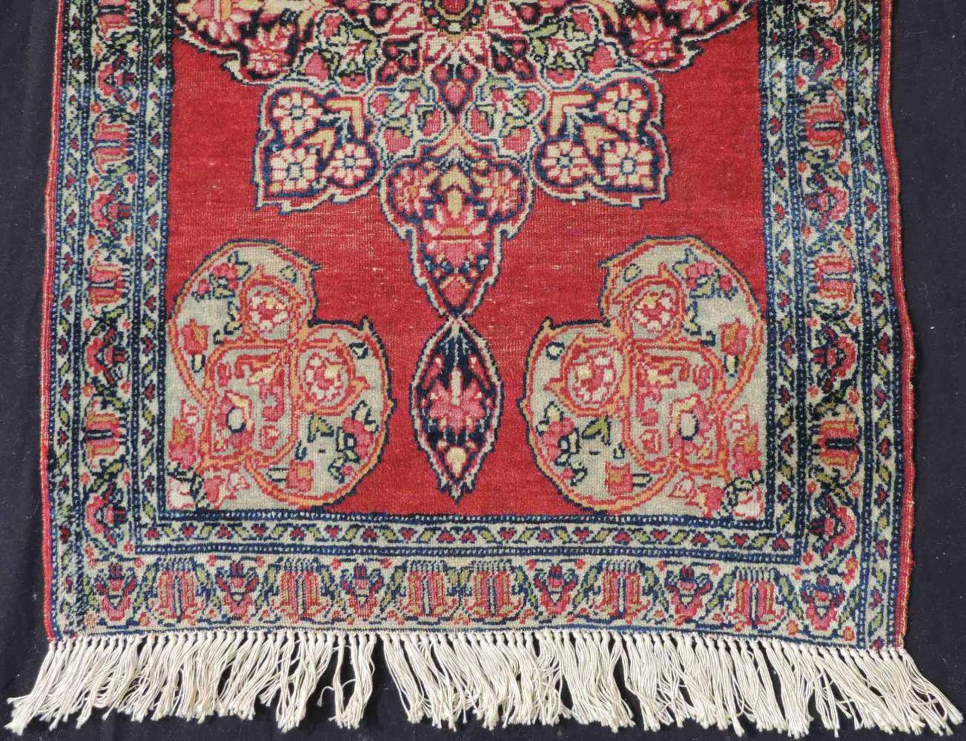 Kirman Lawer Poschti, Iran. Antik, um 1900. 88 cm x 57 cm. Manufakturteppich. Handgeknüpft in - Image 2 of 6