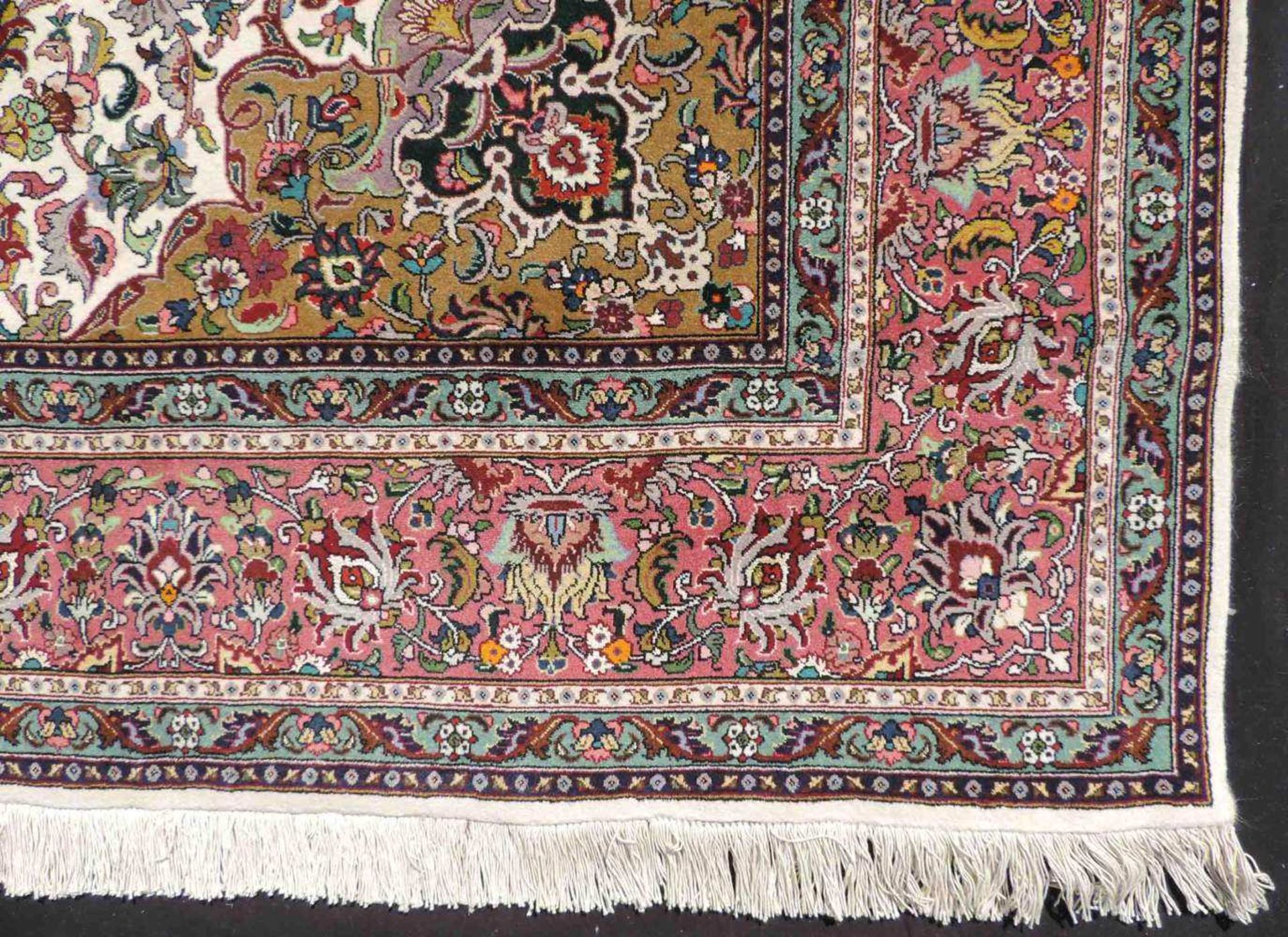 Täbris, Manufakturteppich, Iran. Sehr fein. 213 cm x 207 cm. Handgeknüpft in Persien. Korkwolle - Image 5 of 12