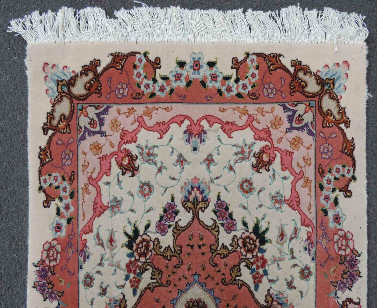 Täbris Manufakturteppich, Iran. Selten fein. Korkwolle mit Seide. 94 cm x 59 cm. Handgeknüpft. - Image 4 of 6