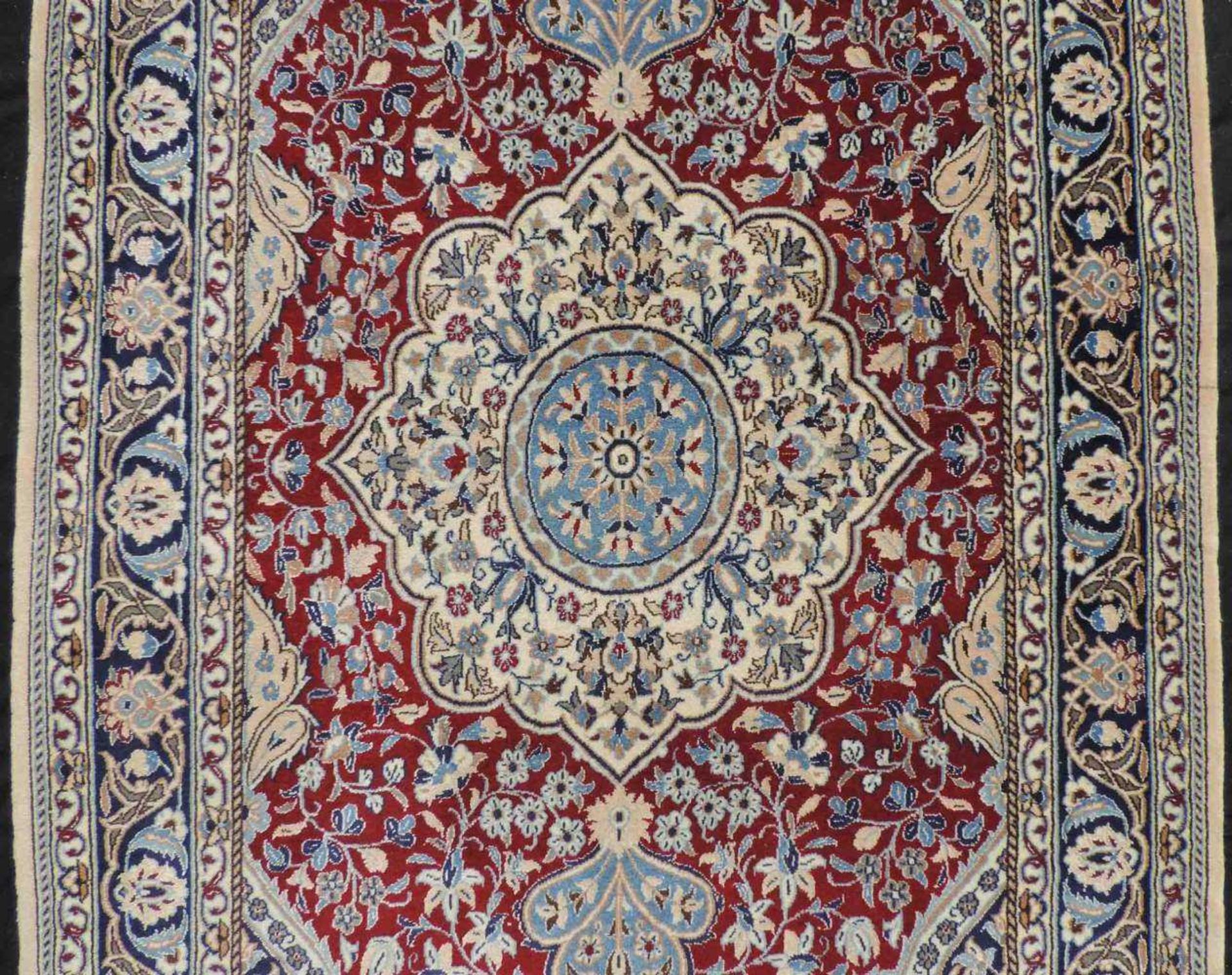 Nain Galerie, Iran, fein. 368 cm x 93 cm. Teppich, handgeknüpft in Persien. Wolle mit Seide auf - Image 4 of 9