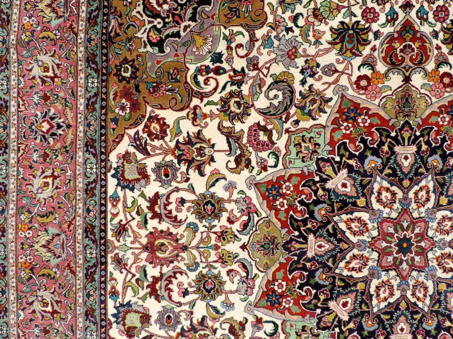 Täbris, Manufakturteppich, Iran. Sehr fein. 213 cm x 207 cm. Handgeknüpft in Persien. Korkwolle - Image 10 of 12