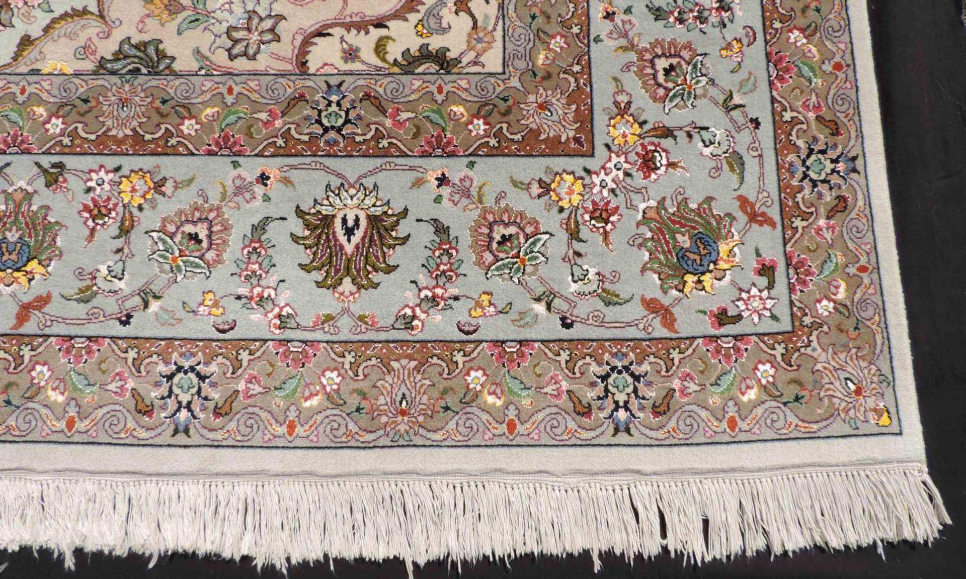 Täbris, Teppich, Iran. Sehr fein. 351 cm x 249 cm. Circa 9 x 9 Knoten pro cm. Handgeknüpft in - Image 15 of 20