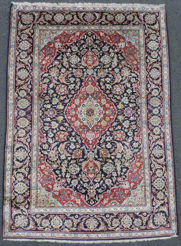 Keschan, Manufakturteppich, Seide. Iran. Fein. 158 cm x 111 cm. Handgeknüpft in Persien. Seide auf