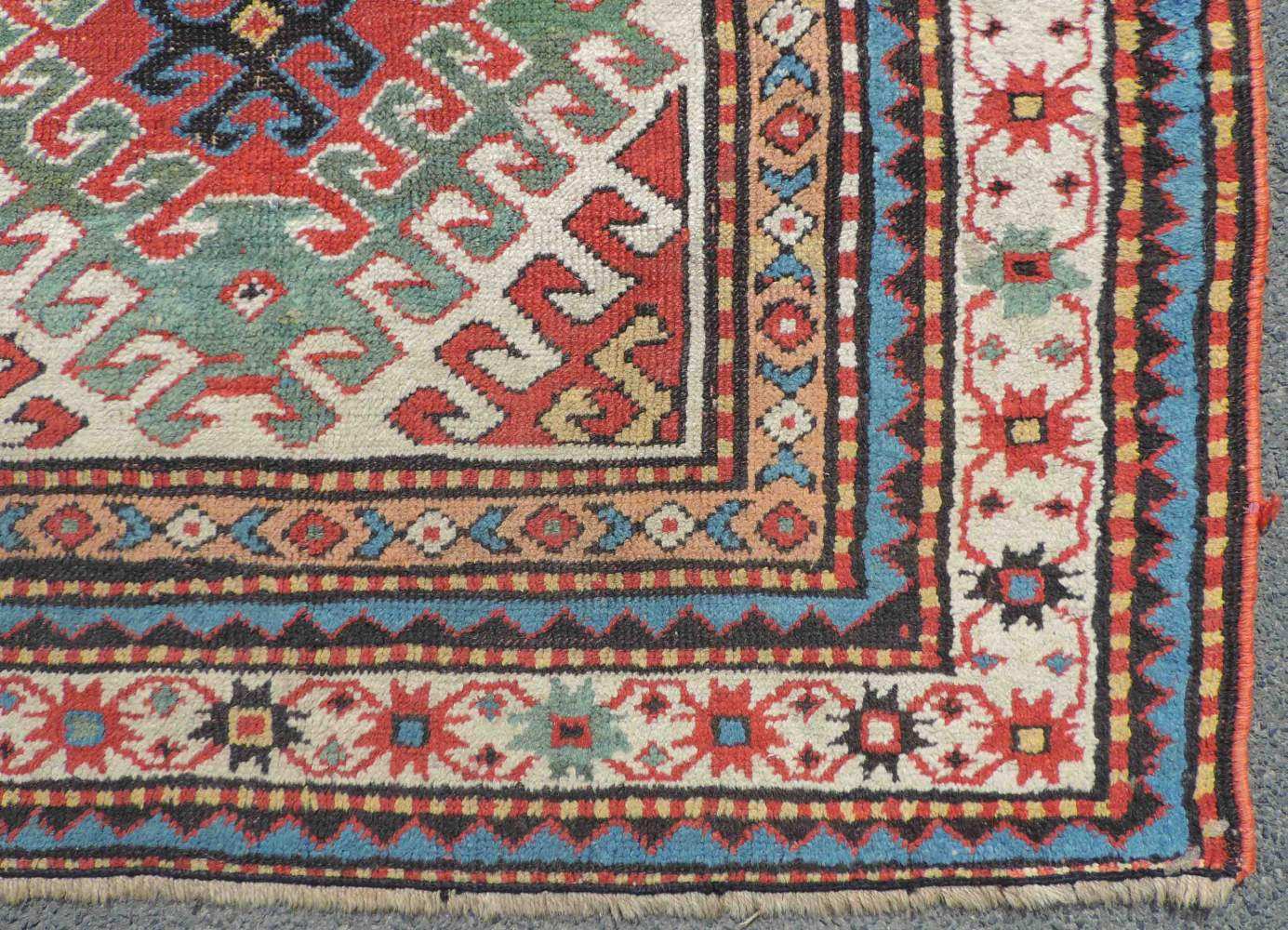 Bordjalou Kasak, Karabagh, Kaukasus. Antik, um 1870. 242 cm x 110 cm. Dorfteppich. Handgeknüpft. - Image 7 of 13