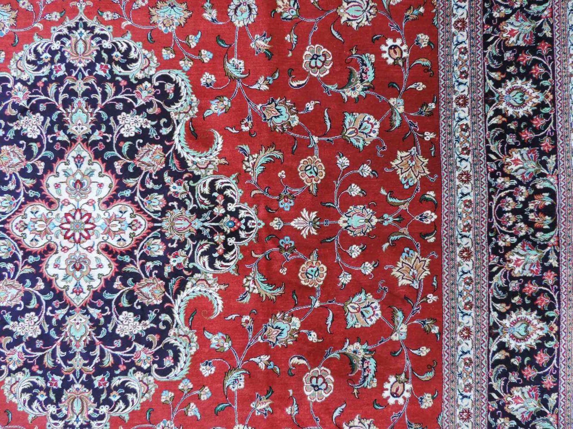 Ghom, Meisterteppich, Iran. Circa 10 x 10 Knoten pro cm. 300 cm x 201 cm. Handgeknüpft in Persien. - Image 13 of 13