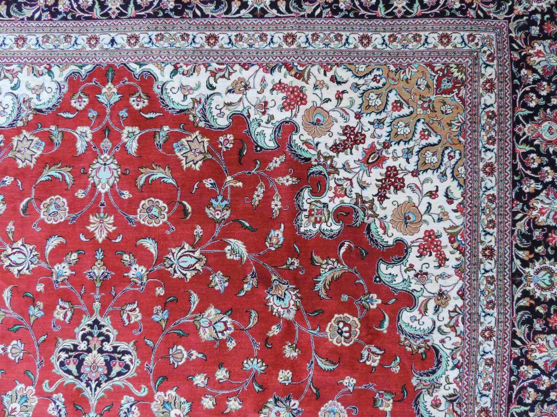 Ghom, Meisterteppich, Iran. Circa 10 x 10 Knoten pro cm. 300 cm x 201 cm. Handgeknüpft in Persien. - Image 11 of 13